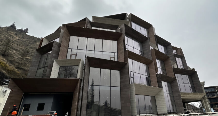 ქალაქი თბილისი, გერგეთის ქუჩა, სასტუმროს ფასადი